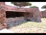 00921 ostia - regio ii - insula iv - terme di nettuno (ii,iv,2) - raum 9 - caldarium - becken ostseite - 06-2022.jpg